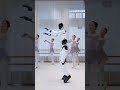 Гуманоид танцует как балерина
