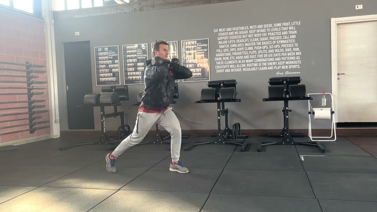 Double Kettlebell reverse lunges