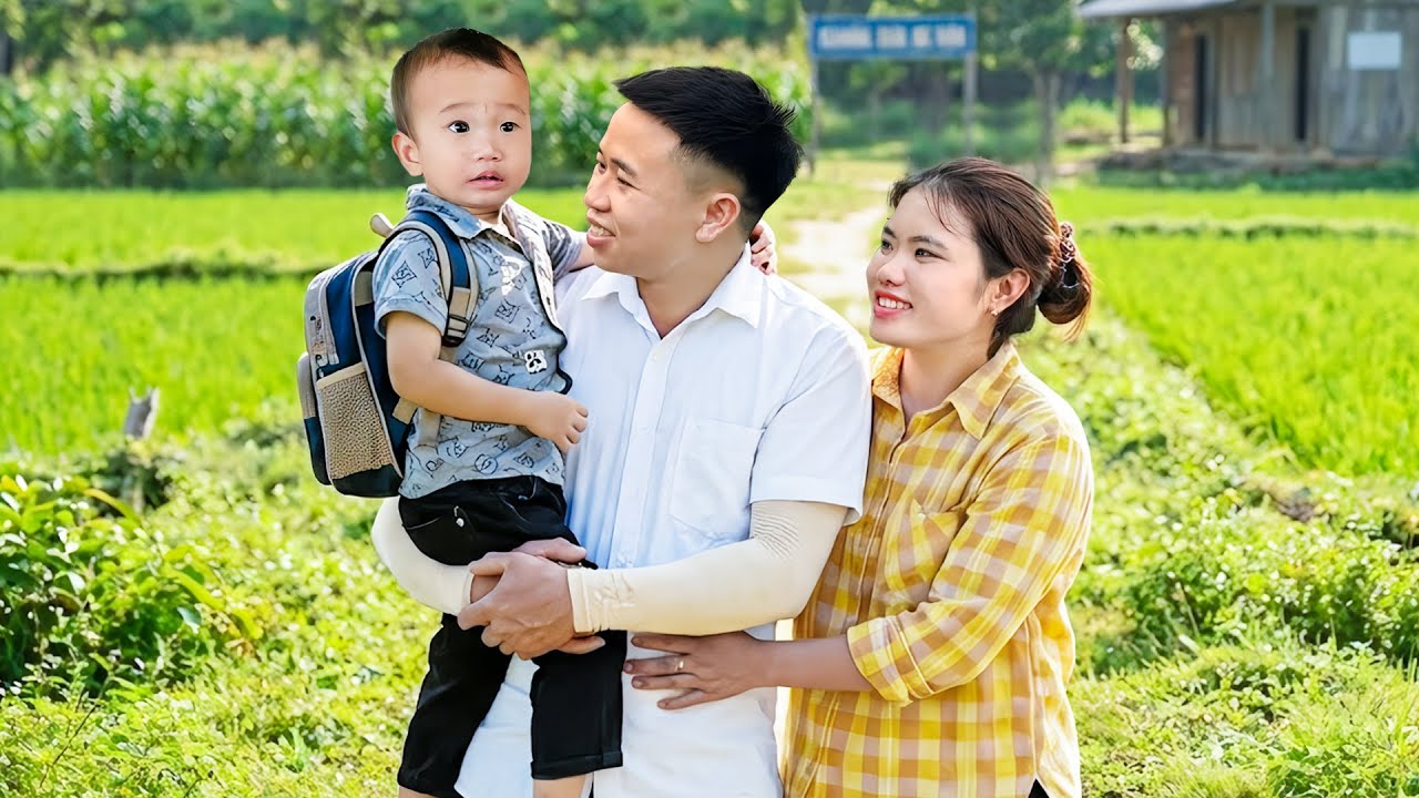 Thuy Took Her Son to School for the First Time – Harvesting Wild Taro to Sell at the Market