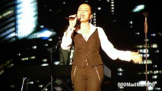 Sade - 07.  Smooth Operator - Full Paris Live Concert HD at Bercy (17 May 2011) Resimi