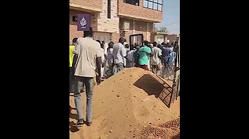 السودان تشييع جثامين 6 أشخاص بينهم طفل قتلوا إثر سقوط قذيفة على منزلهم في أم درمان غربي الخرطوم 