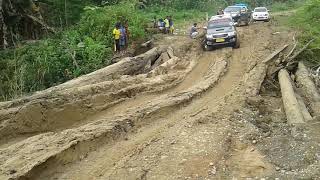 Jalan Berlumpur Dan Melewati Jembatan Darurat di Trans Manokwar-Bintuni Papua Barat