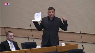 Vukanović Skočio Na Govornicu U Nsrs Ljubojevićka Ga Izbacila, A Obezbeđenje Iznijelo?