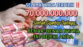 فتح اليوم لم يفتح قط إلا اليوم فنزل منه ملك فقال هذا ملك