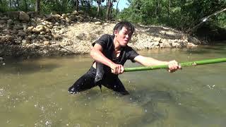 Amazing Fishing: Primitive Fishing Skills Catch Big Fish At River - Fishing For Survival