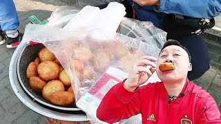 青岛第一次看见卖炸糕的不现炸现卖味道不错得到了老邻居的认可