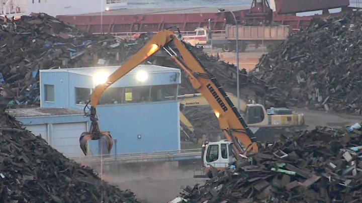 Liebherr Material Handler- In action