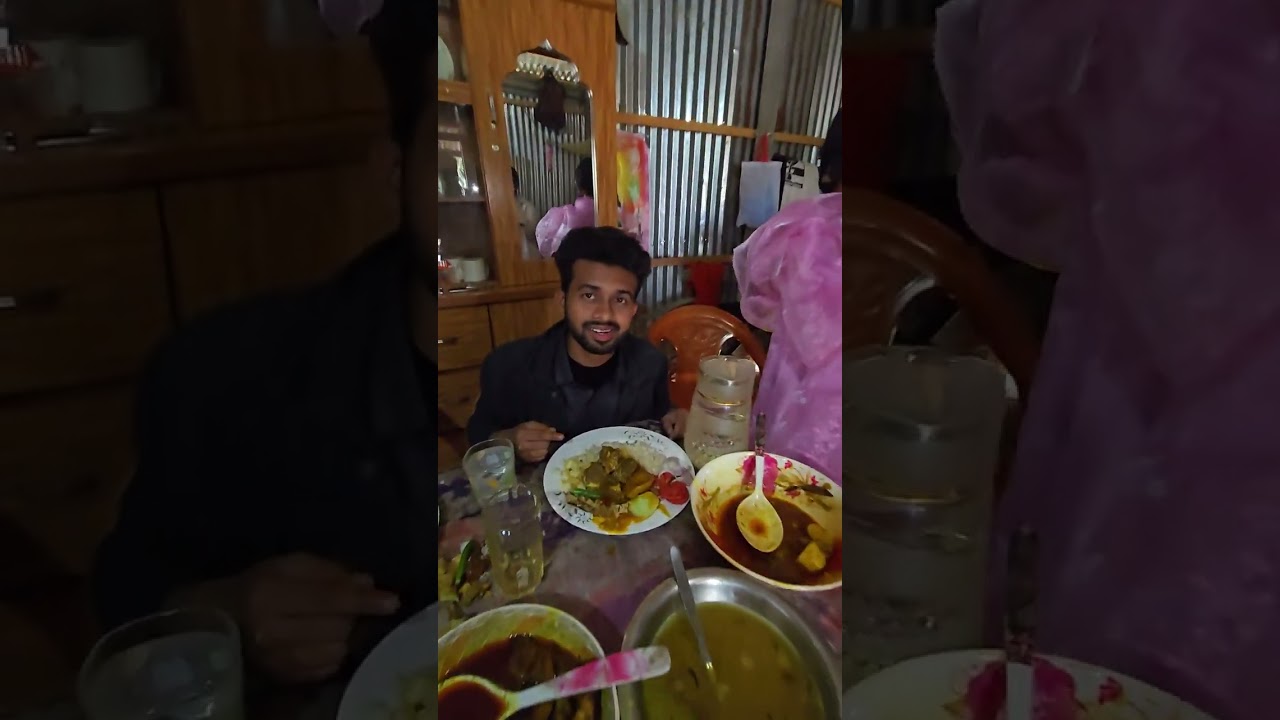 রনিরে ঠাইসা ধইরা খাওয়াচ্ছেন ভাইরাল বৃষ্টি আক্তার 