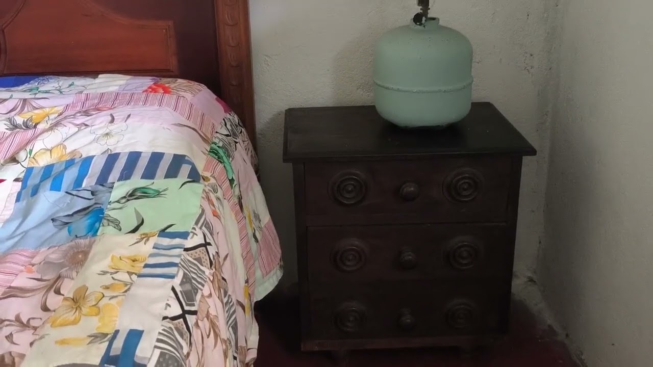 Uma casa com os móveis  do lixo, na roça !