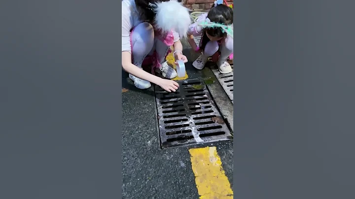 Tang Wutong's key fell into the sewer, and Xiao Wu helped her pick it up. How awesome!#斗罗大陆#唐舞桐#小舞 - DayDayNews