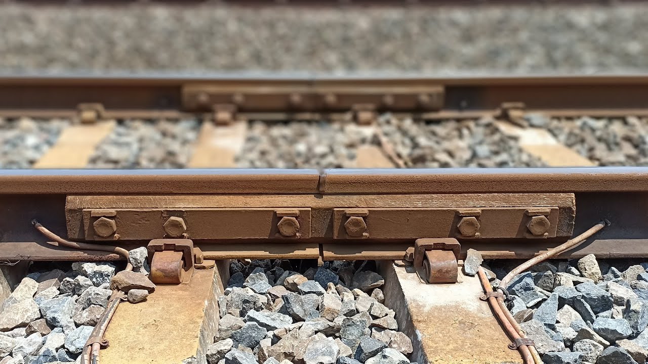 Suara Roda Kereta Api Ngebut Melindas Sambungan Rel Berbaut !