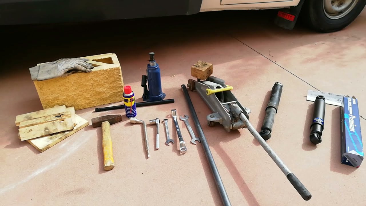 Sostituzione ammortizzatori posteriori Transit 2,5 D del 1991.