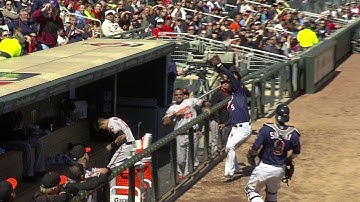 BAL@MIN: Escobar makes a nice catch in foul territory