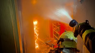 29.8.2023 Hasiči ve Lhotce bojovali s požárem baterií v rodinném domě, prořezali je Cobrou | HZS MSK