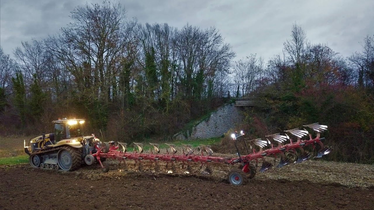 Un Challenger MT 865 C et une charrue Grégoire Besson 10 corps Hors raie au labour dans l'Allier !