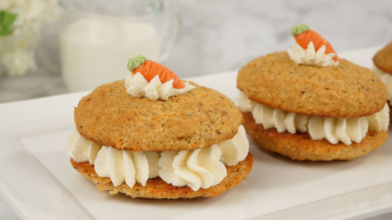 Carrot Cake Whoopie Pies | Mini Karottenkuchen mit sahniger Füllung ... Carrot Cake Whoopie Pies | Mini Karottenkuchen mit sahniger Füllung ...