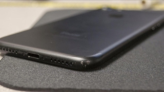 Царапины на iPhone 7!!! Бракованный ли твой телефон? Облезание покрытия на гранях и задней панели видео Царапины и сколы на корпусе iPhone 5S. Отклеиваю заднюю плёнку.