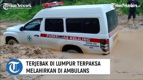 Warga Melahirkan di Ambulan Gegara Mobil Terjebak di Lumpur, 5 KM Jalan Rusak Parah