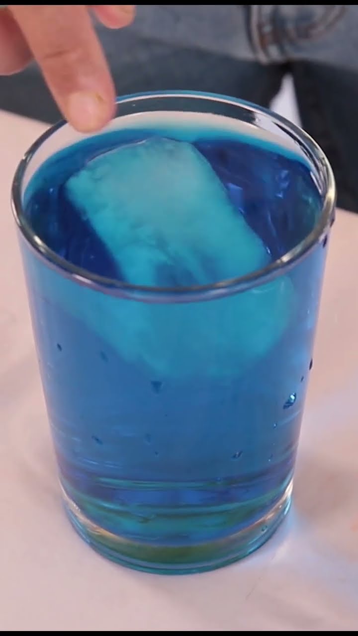Esto es lo que pasa cuando mezclas agua FRÍA con agua CALIENTE ?