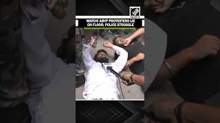 WATCH! Police struggle as ABVP protesters lie on floor during protest against Hemant Soren govt