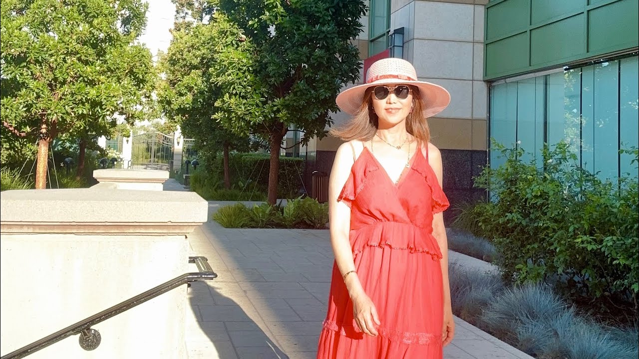 It's quite leisurely to walk around in the Media District of Burbank after dinner.