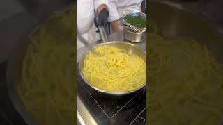 Ecco cosa succede quando il nostro videomaker di fiducia arriva giusto nel momento del pranzo‼️