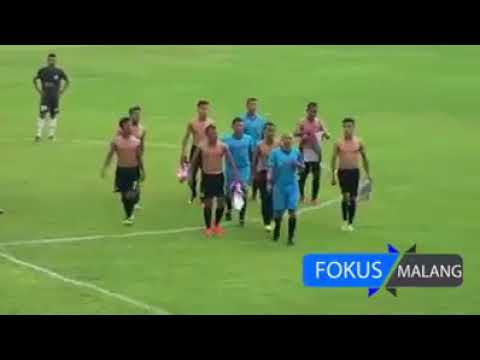 GILA !! ni nak main bola ke nak bergaduh