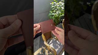 Зеркальный Бифолд МАХ из натуральной кожи Crazy Horse в цвете Табак 🔥 #leathercompany #leather #diy