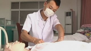 男性の乳房マッサージ師は、新しい母親が中国でミルクを生産するのを助けます