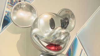 ディズニー100周年の限定グッズ　1枚“646万円”のミッキーやミニーの絵画など2500種類　