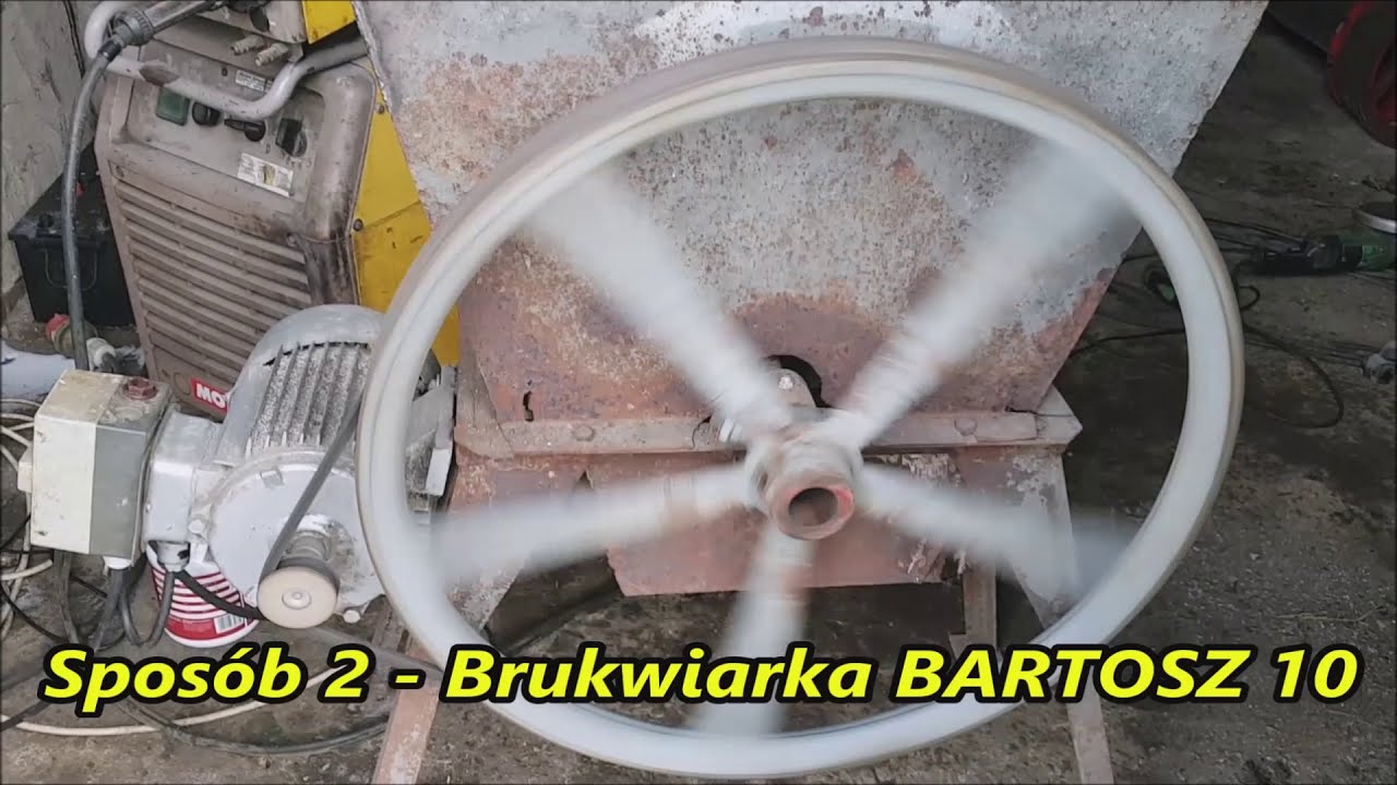 Rozdrabnianie ziemniaków i marchwi dla bydła.