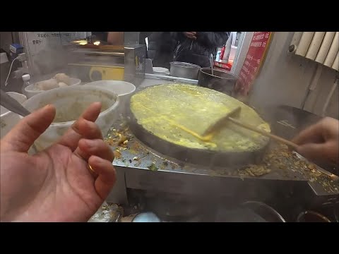 Cooking roasted pancake rolls, street cf