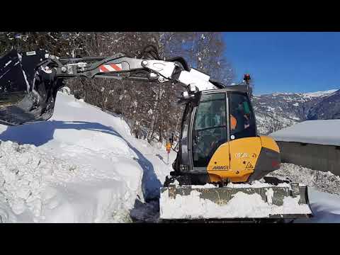 Winterdienst/Schneeräumung mit dem Mecalac Mobilbagger 11MWR auf den Dorfstrassen