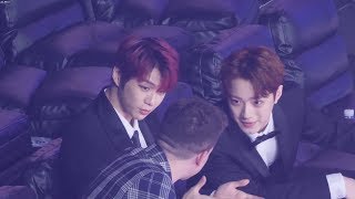 181106 워너원(Wanna One) 찰리 푸스(Charlie Puth)와 친목중~! [강다니엘] KANG DANIEL 직캠 Fancam (지니뮤직어워즈 MGA) by Mera