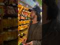 Astro e visto no mercado fazendo compras.