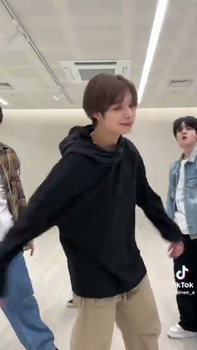 trainee A dance on shut down- blackpink