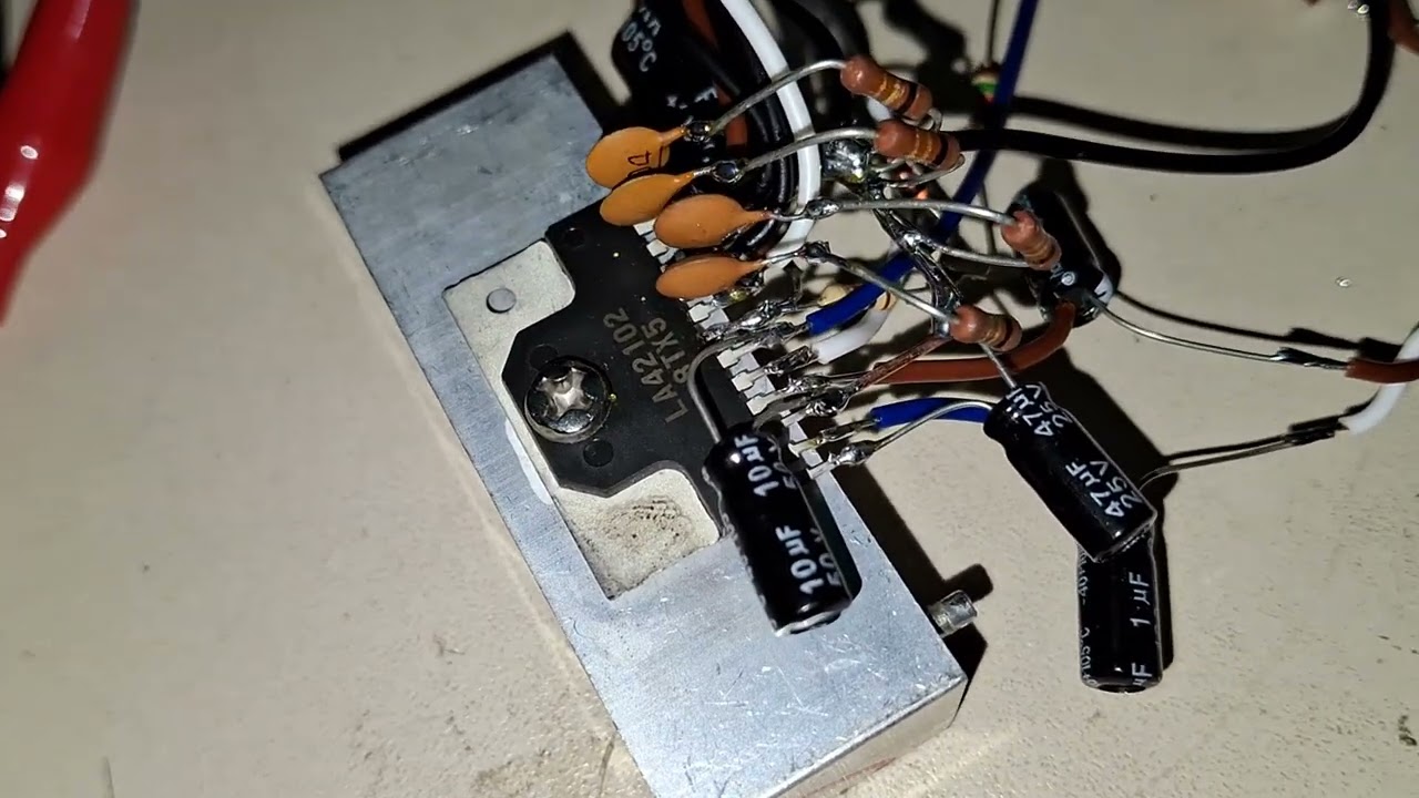 AMPLIFICADOR ESTÉREO PARA TVS COM O CI LA42102 DA SANYO