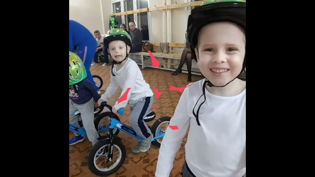 Дети с беговелами в зале