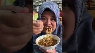 Makan mie ayam di pasar