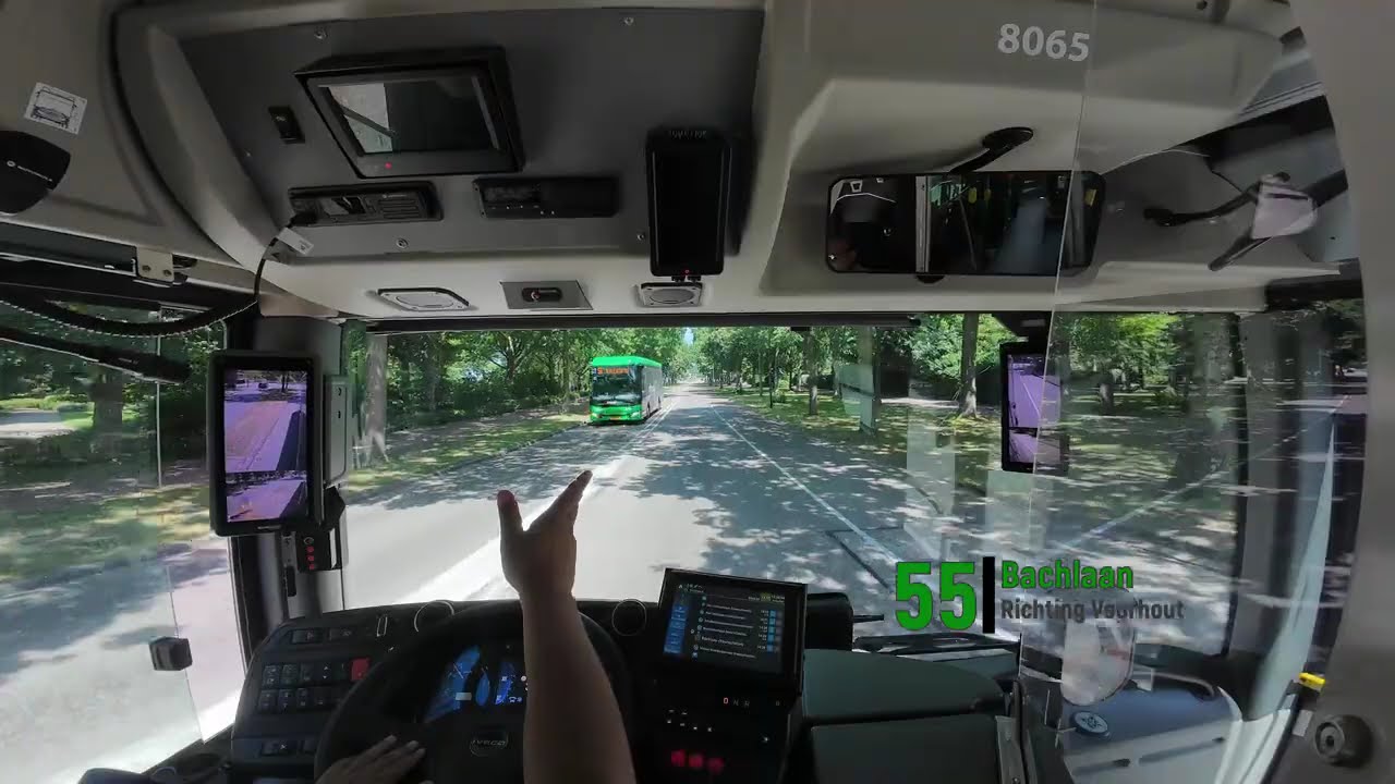 Streekbuzz 55 Voorschoten richting Voorhout, achter het stuur van de buschauffeur
