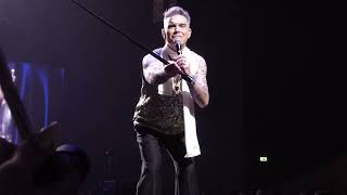 ROBBIE WILLIAMS - COME UNDONE (invites 2 girls from crowd) Royal Arena, Copenhagen [Feb 27, 2023]