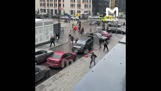 Москва, движуха, 25.10.2025 толпа мигрантов подралась лопатами и дорожными знаками.