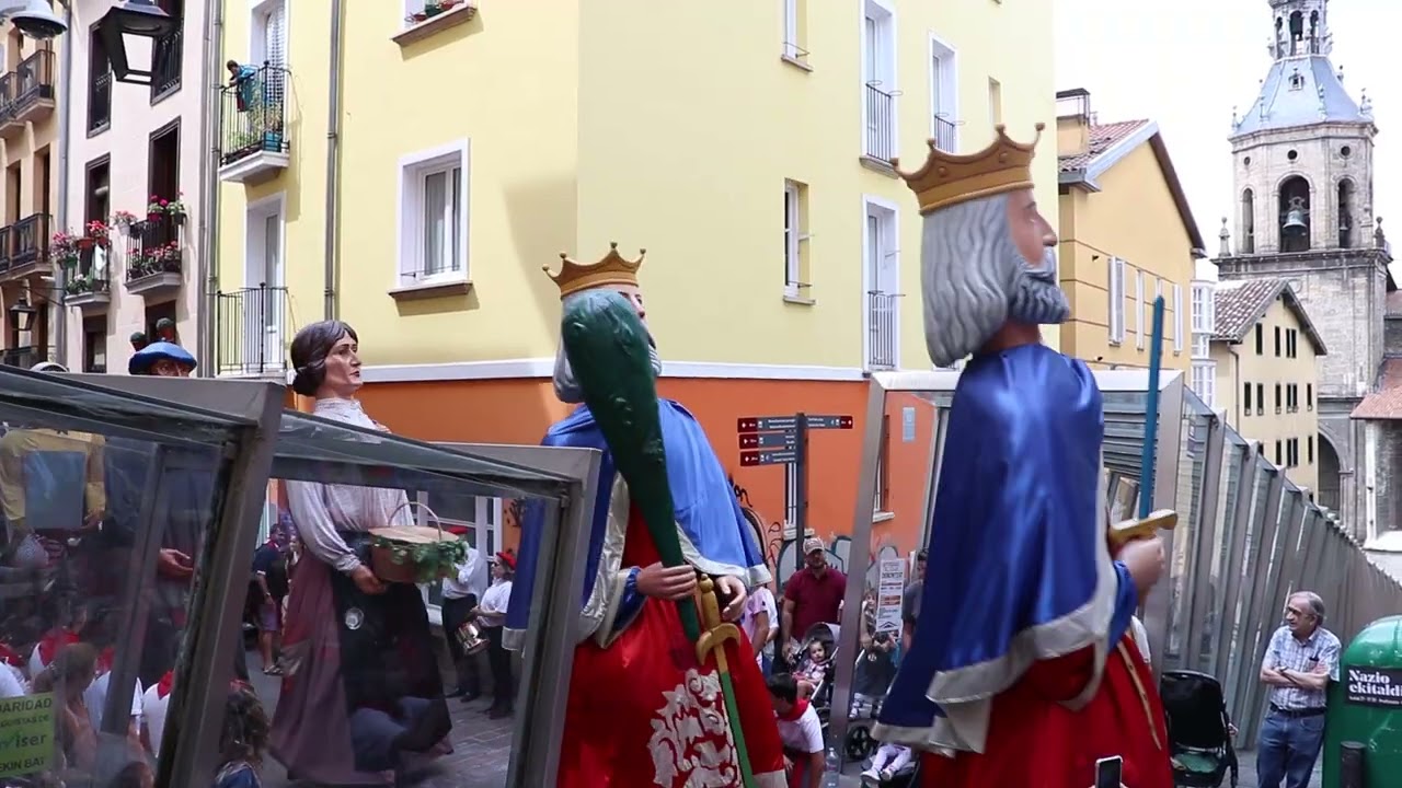 Baile de la Comparsa de Gigantes y Cabezudos de Vitoria - Gasteiz
