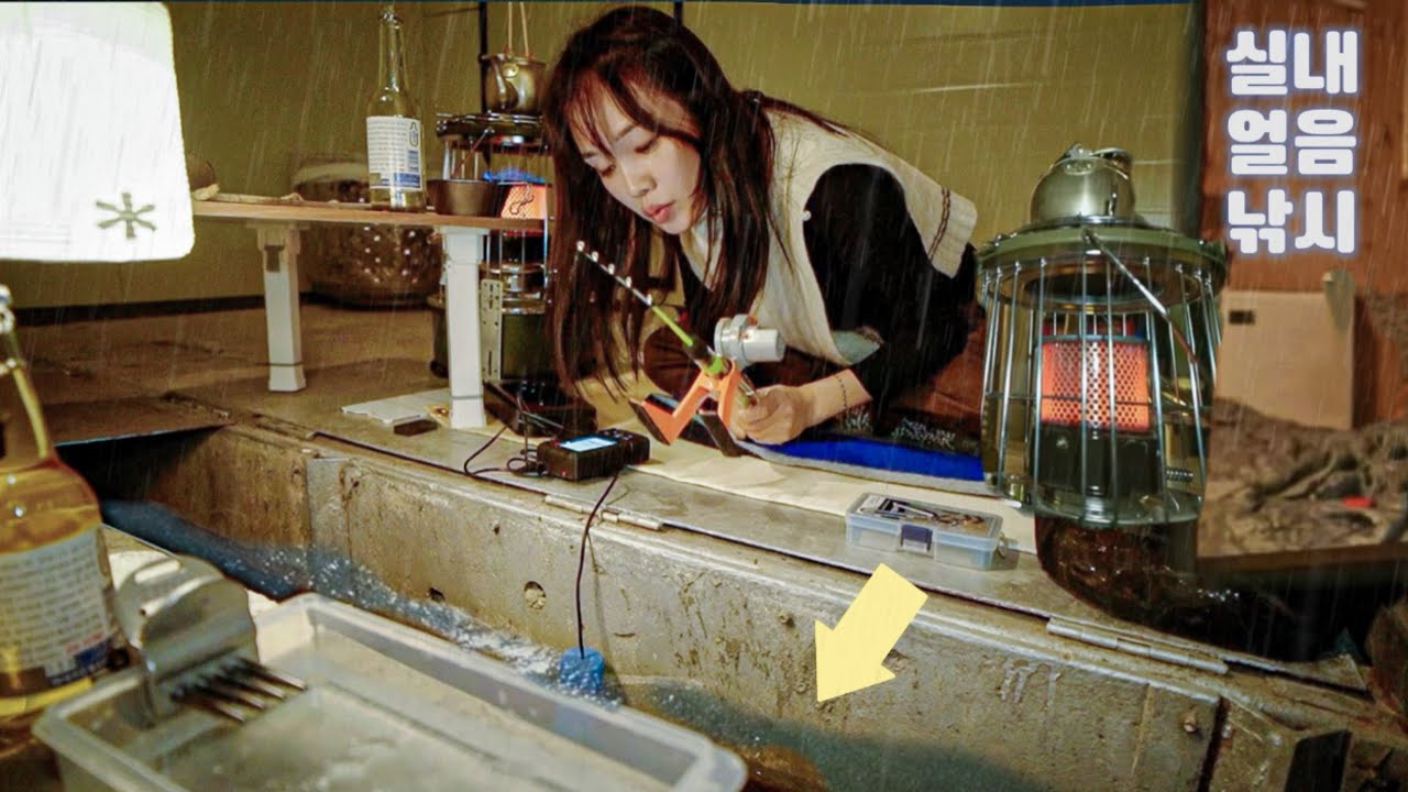 Теплая подледная рыбалка на озере с дождливым льдом / ловля корюшки / мукбанг