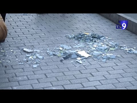 ახალციხეში ცენტრალურ ქუჩაზე შენობიდან მინა ჩამოვარდა