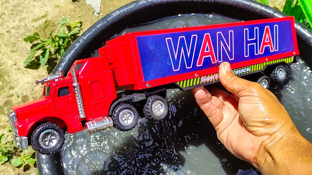 Temukan Dan Membersihkan Mainan Berlumpur, Truk Tangki Besar, Truk Kontainer Besar, Mobil Polisi,