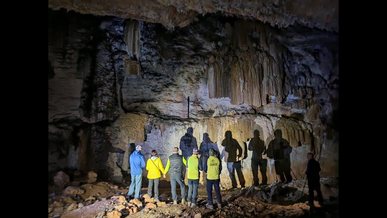 Goiuruz y Cueva de La Magdalena (Urallaga) desde San Pedro Galdames.