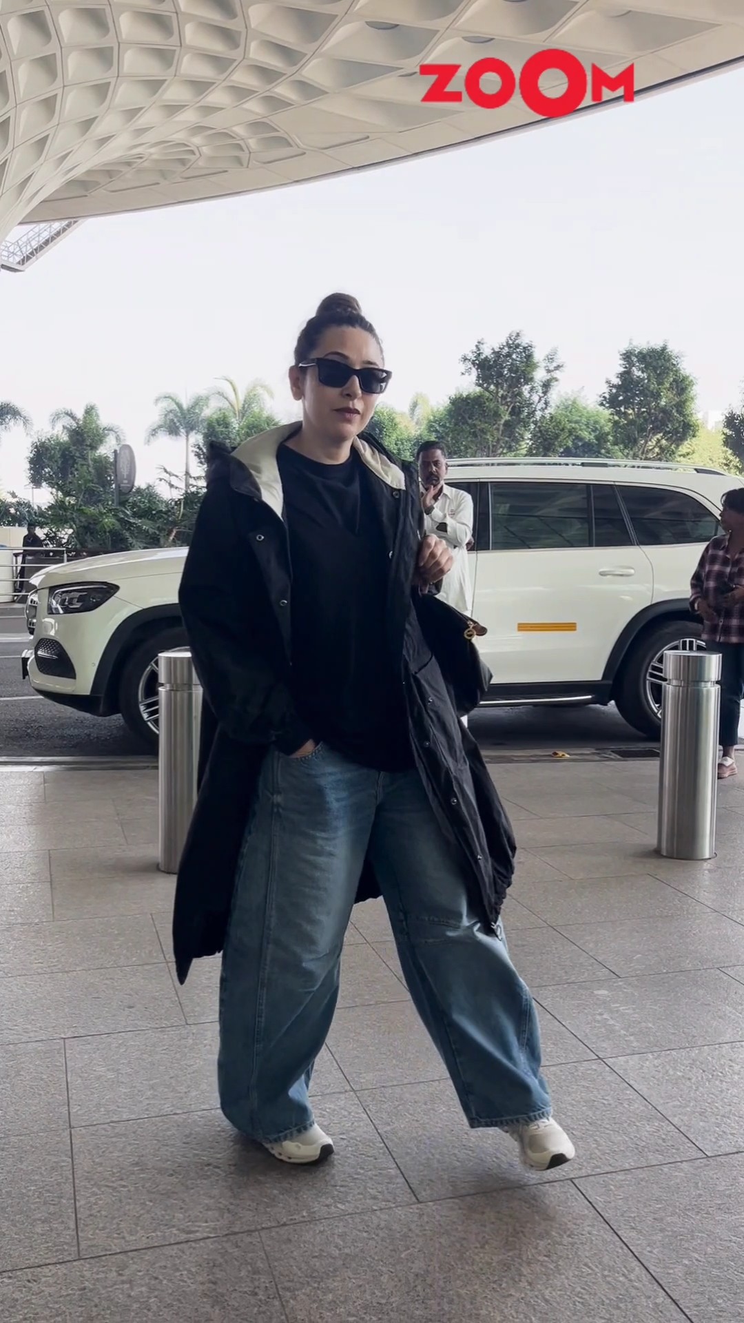 Karisma Kapoor looks STYLISH as spotted at the airport ? #karismakapoor #shorts