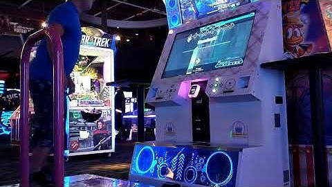 Joe Viverito plays Happy Doubles on DDR (Orland Park Dave and Busters)