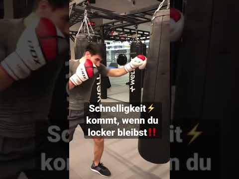 Video: Warum sollte ein Boxer vermeiden, sich in einen entgegenkommenden Schlag zu bewegen?